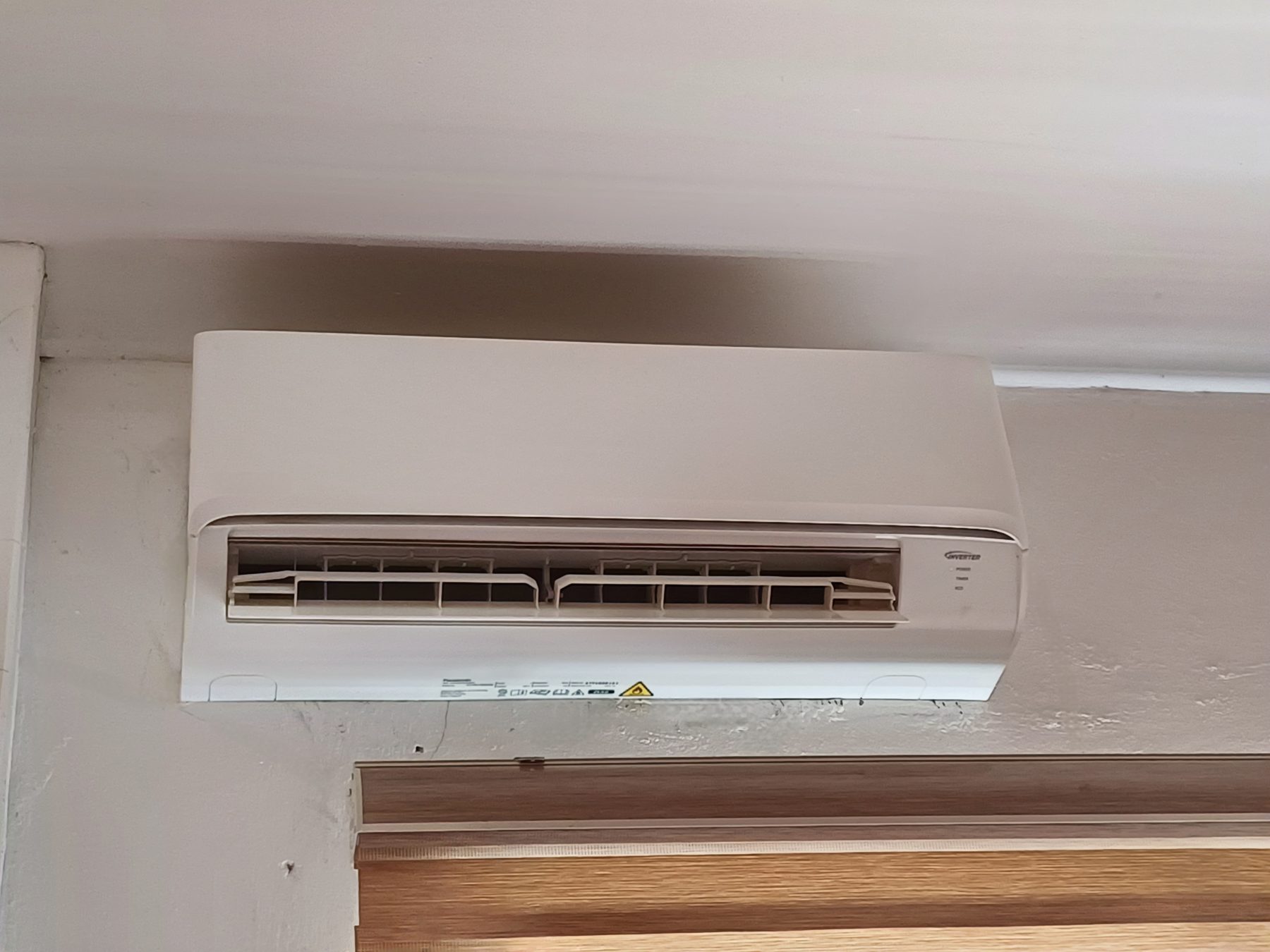Evaporadora split instalada no alto de uma parede, com acabamento limpo